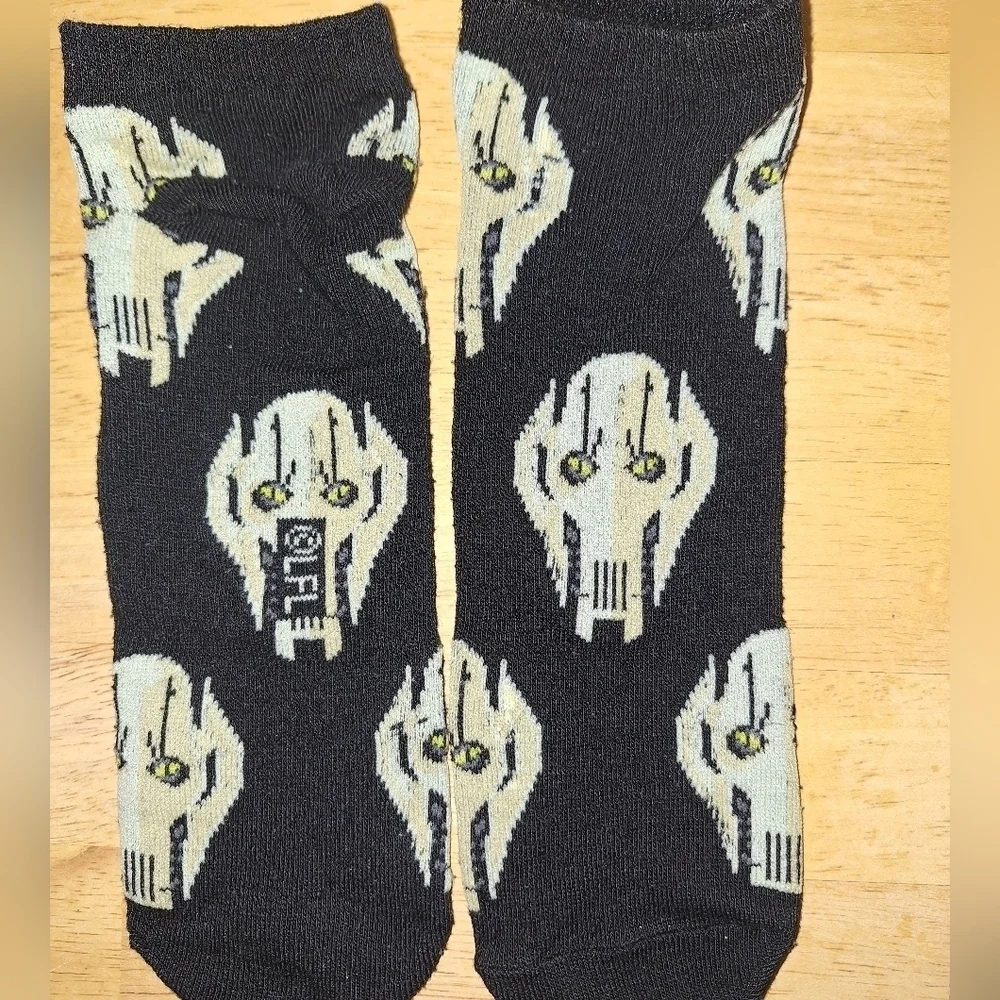 Six pairs of Star Wars ankle socks in a men's size 8 or women's size 9. Pre-love